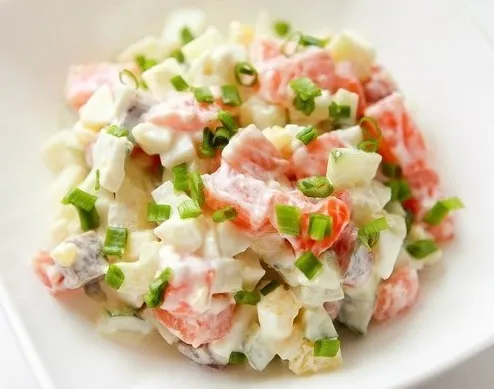 Рыбный салат с маринованным перцем и картофелем