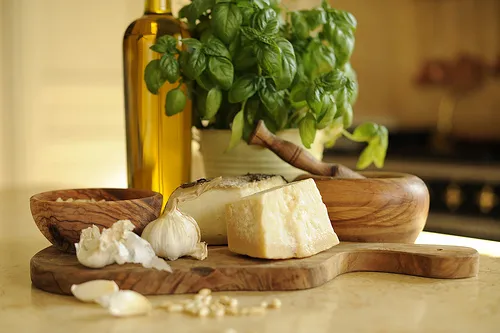 Головка пармезана и кусок с зернистой структурой