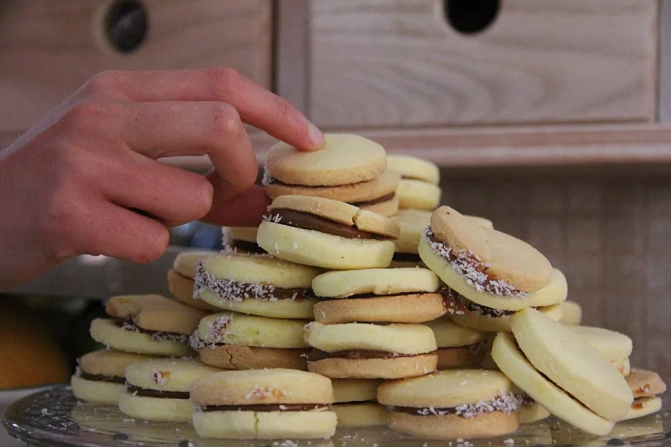 Печенья-сэндвичи с карамельной начинкой и кокосовой стружкой