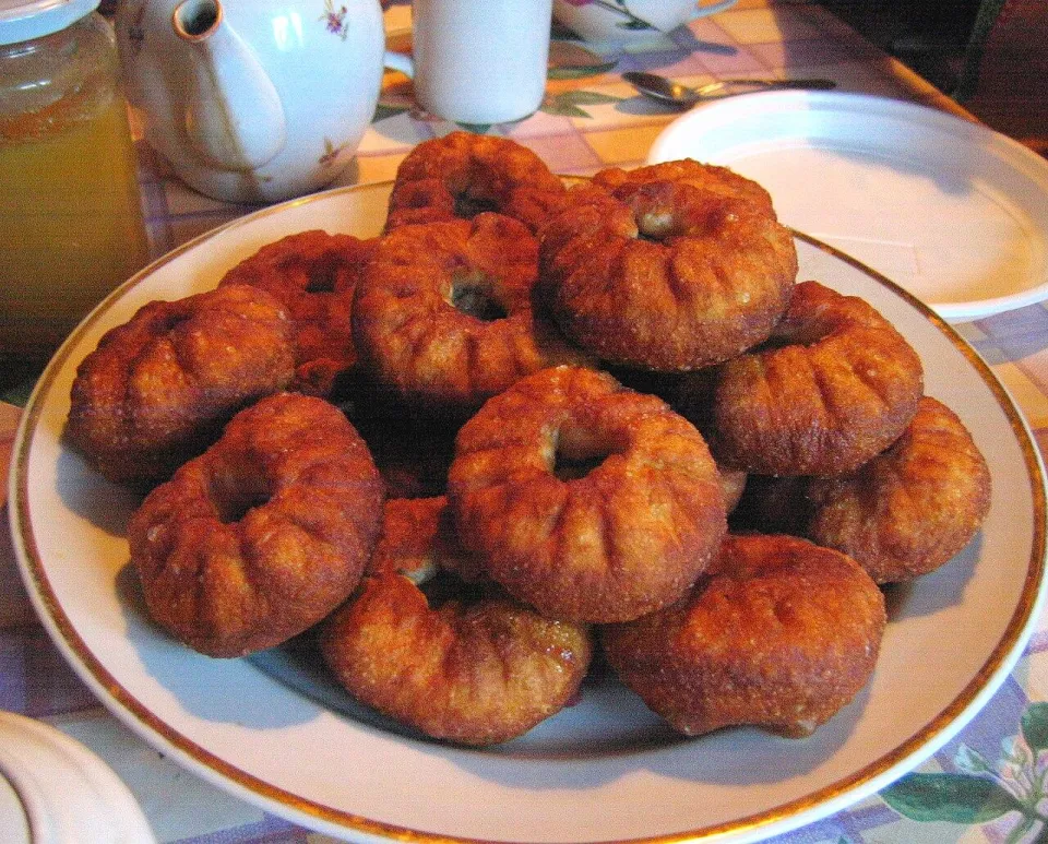 Горка румяных беляшей с мясом на тарелке