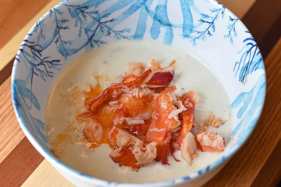 Сливочный чаудер с мясом лобстера в миске с морским рисунком