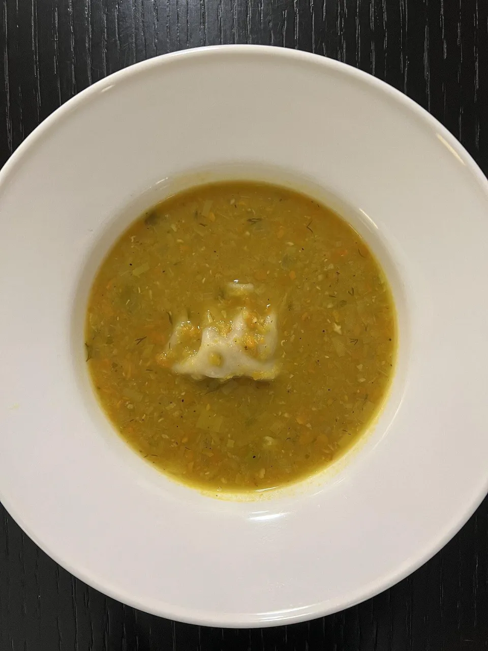 Суп-пюре из красной чечевицы с овощами в белой тарелке