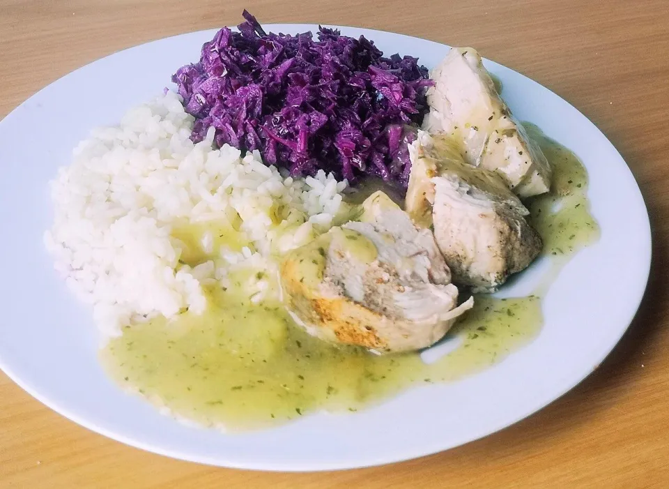 Отварная куриная грудка с рисом и салатом из красной капусты