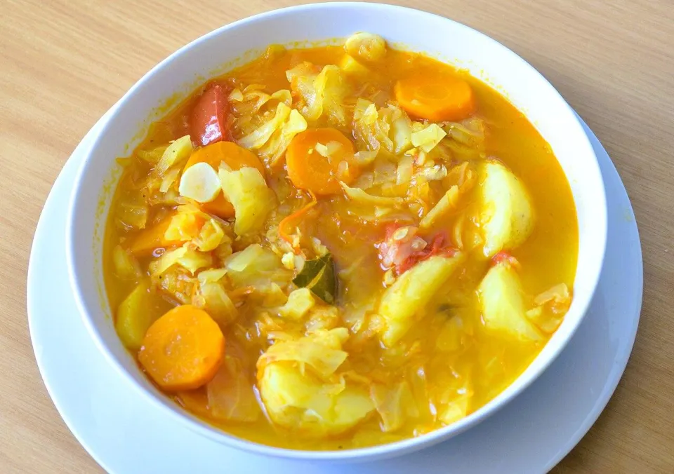 Тарелка густого капустного супа с морковью и картофелем