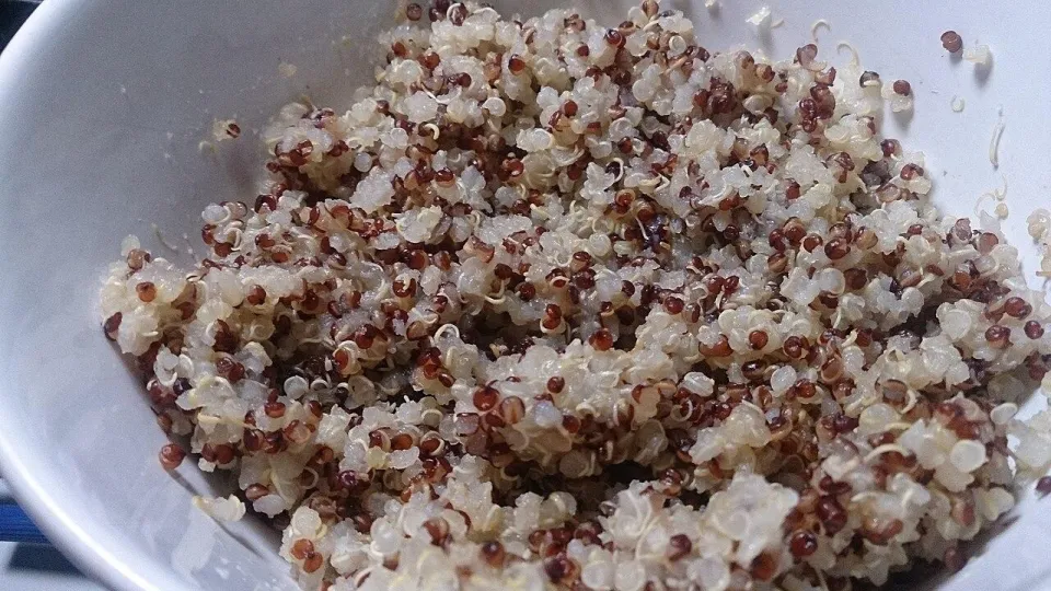 Варёная красная и белая киноа в миске