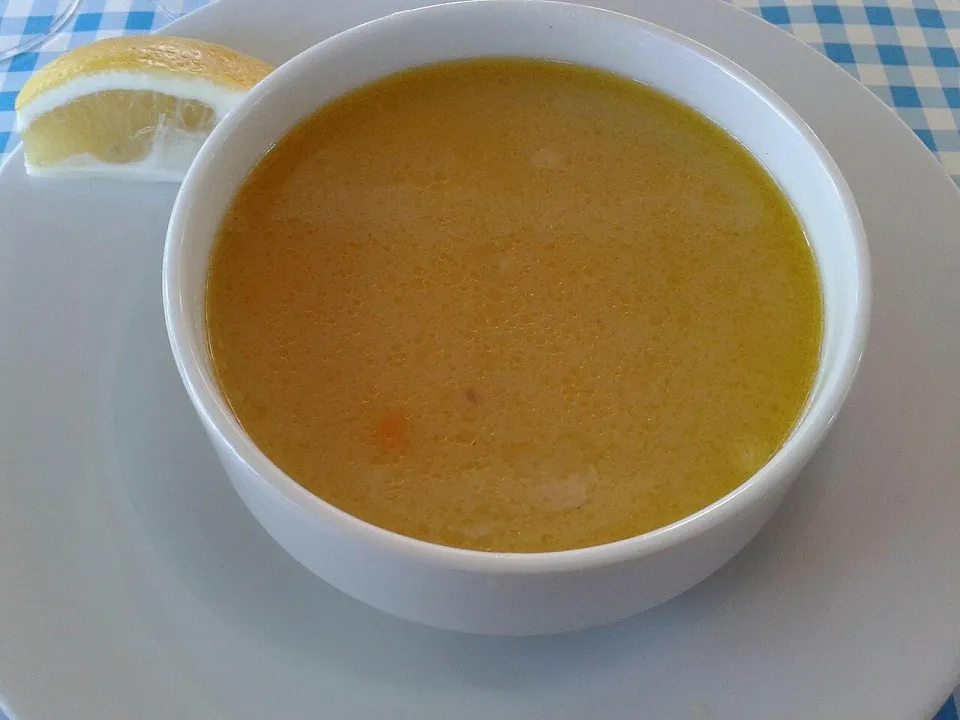 Лёгкий куриный суп с ломтиком лимона