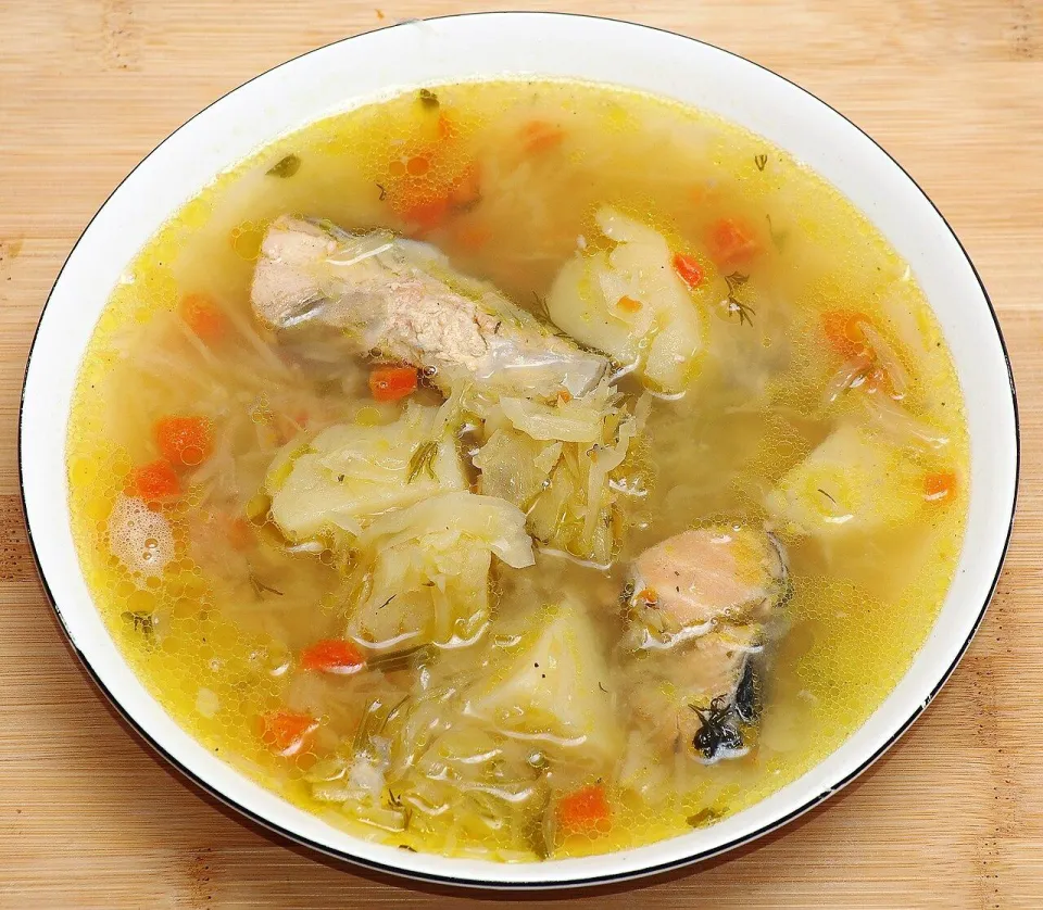 Капустный суп с рыбой, картофелем и морковью