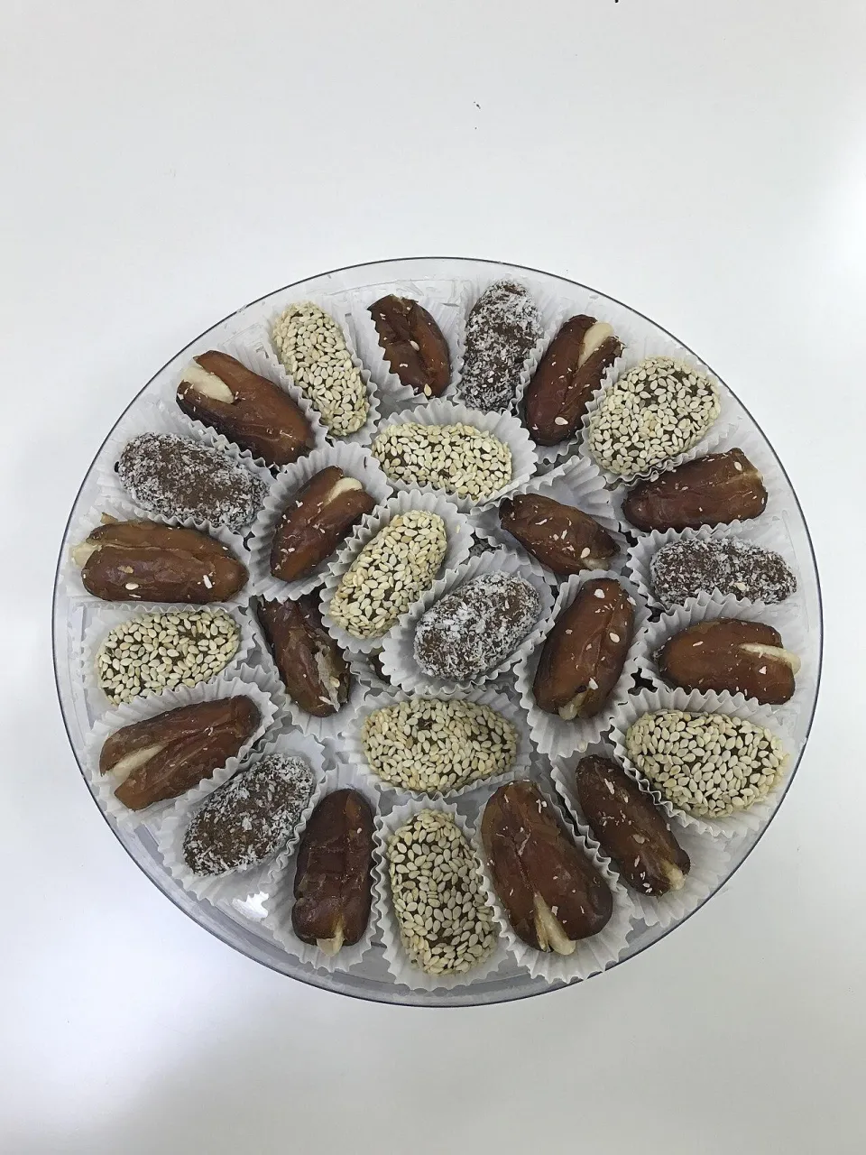 Финики с миндалём, в кунжуте и кокосовой стружке на подносе
