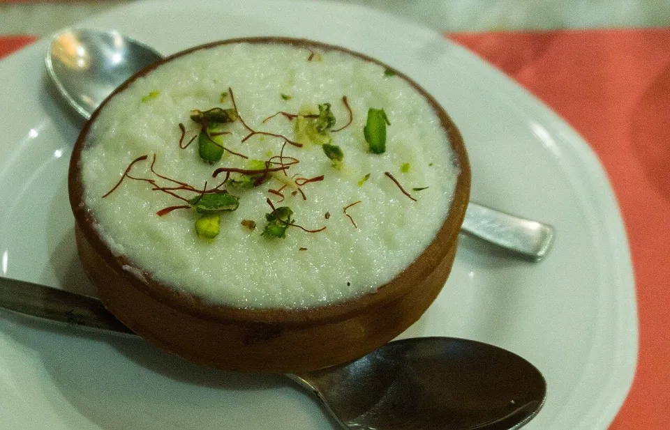 Фирни в глиняной миске с шафраном и фисташками