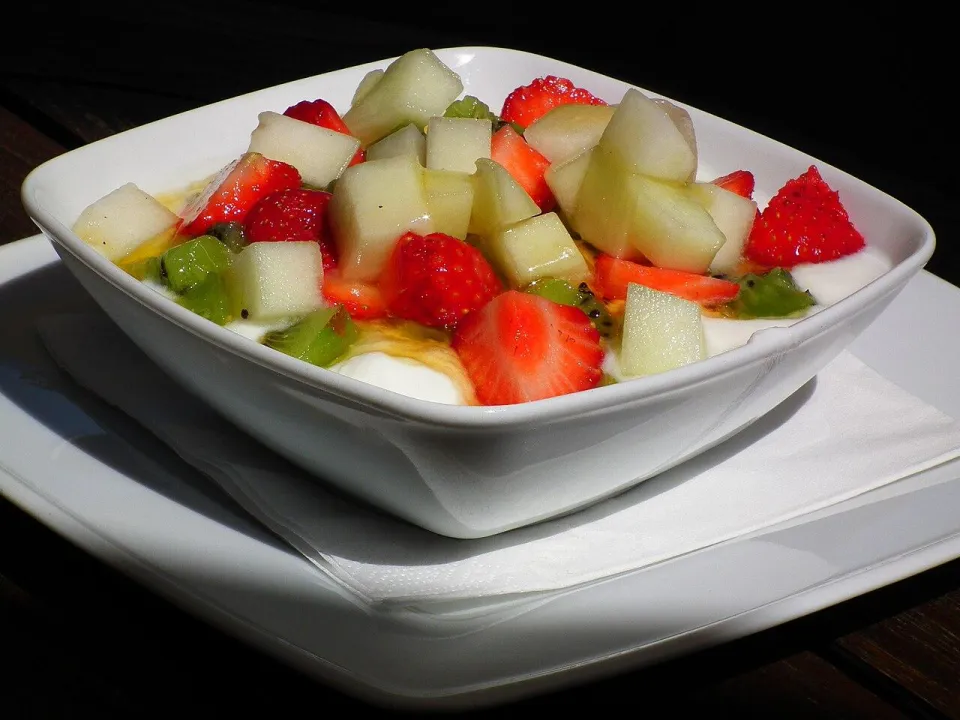 Пиала с кубиками дыни, клубникой, киви и йогуртом