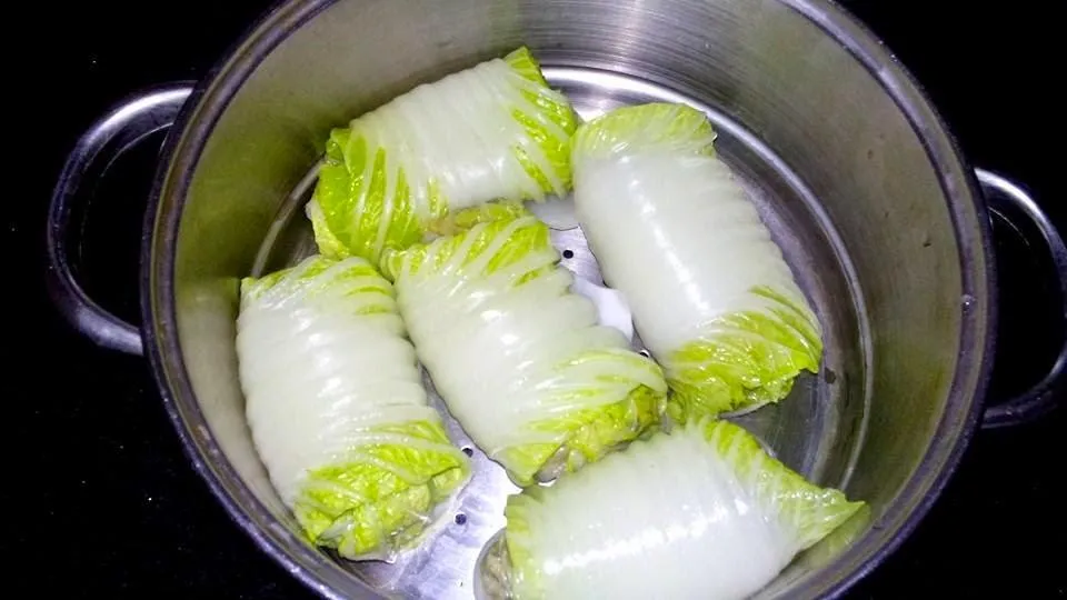 Пять голубцов из пекинской капусты в паровой кастрюле