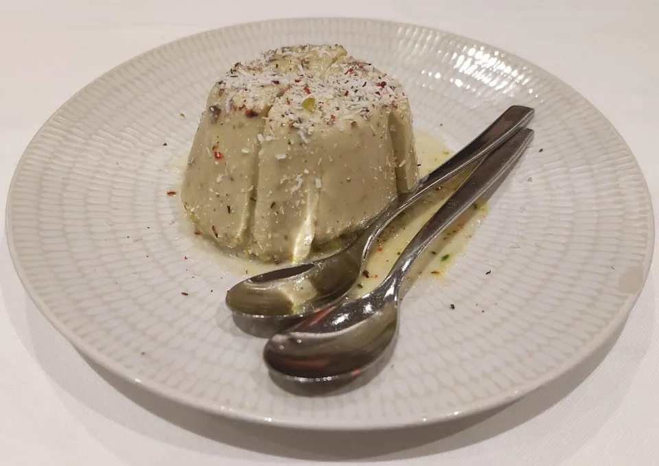 Фисташковое кульфи с кокосовой стружкой на белой тарелке