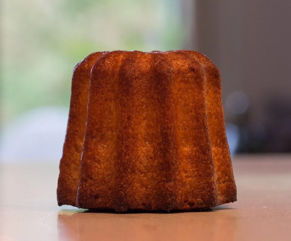 Рифлёное пирожное канеле с тёмной карамельной корочкой