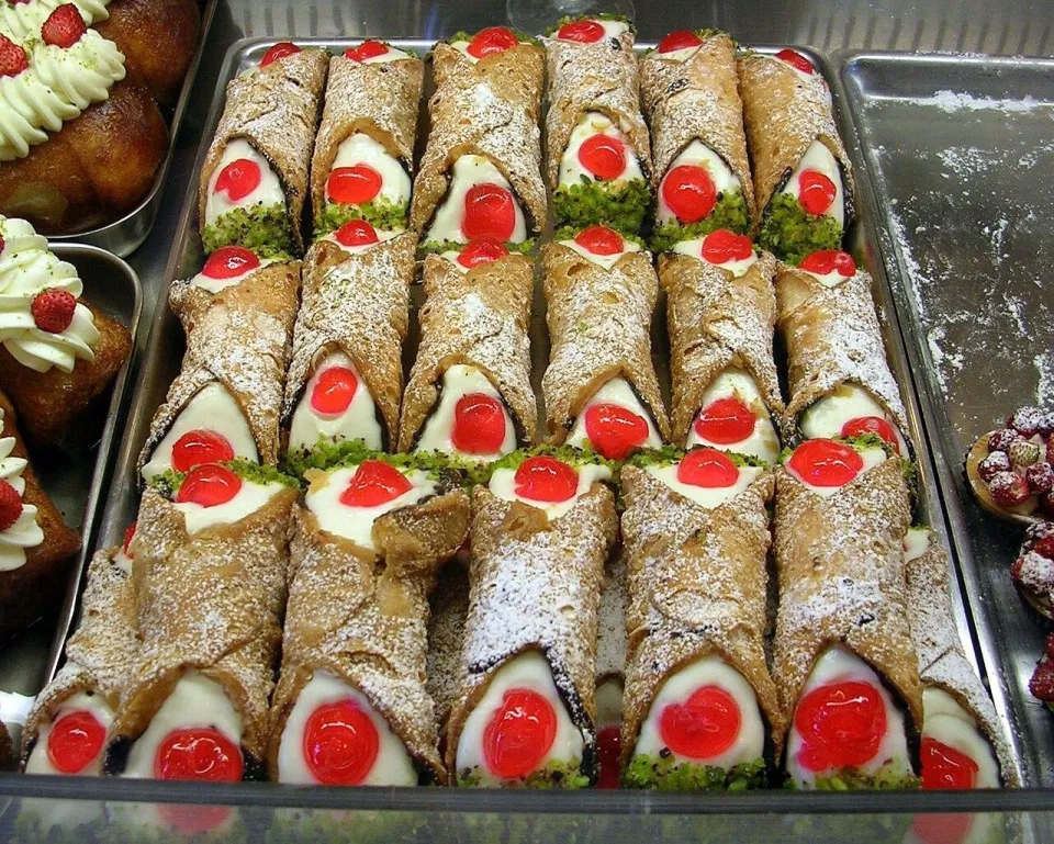 Сицилийские канноли с рикоттой, вишней и фисташками на подносе