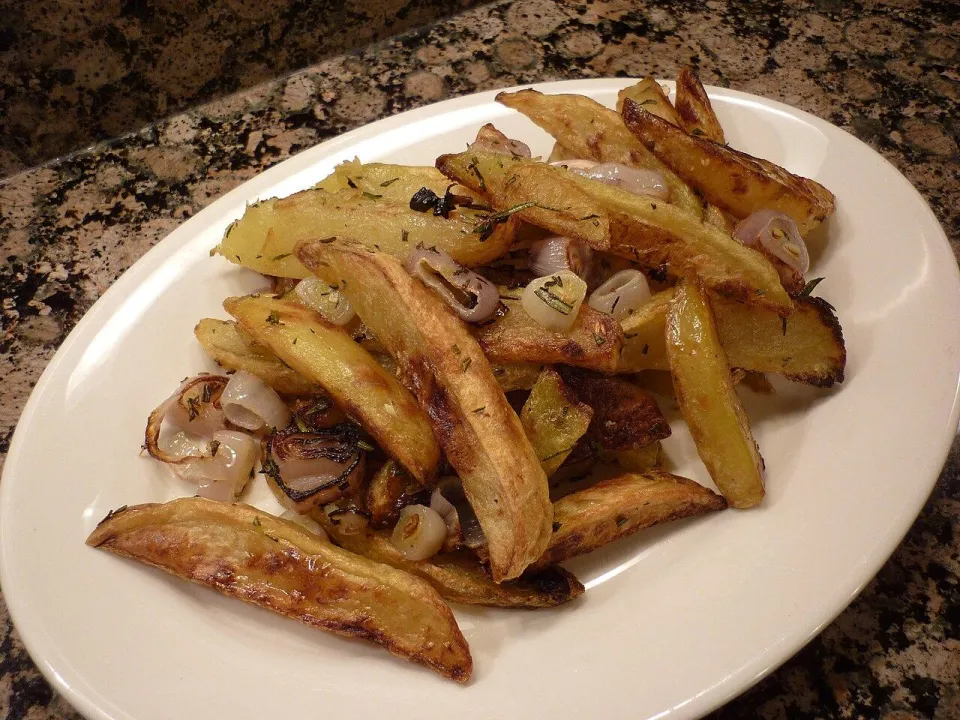 Запечённые картофельные дольки с луком-шалот и розмарином