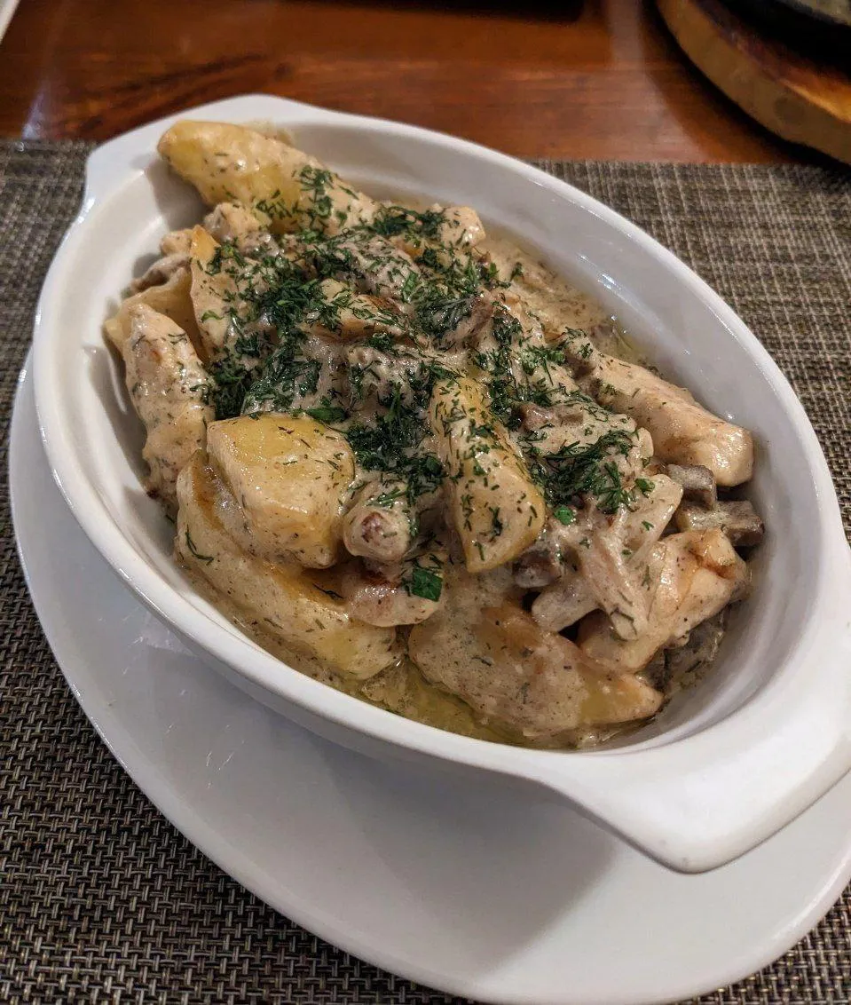Картофель с грибами в сливочном соусе с укропом в белой форме