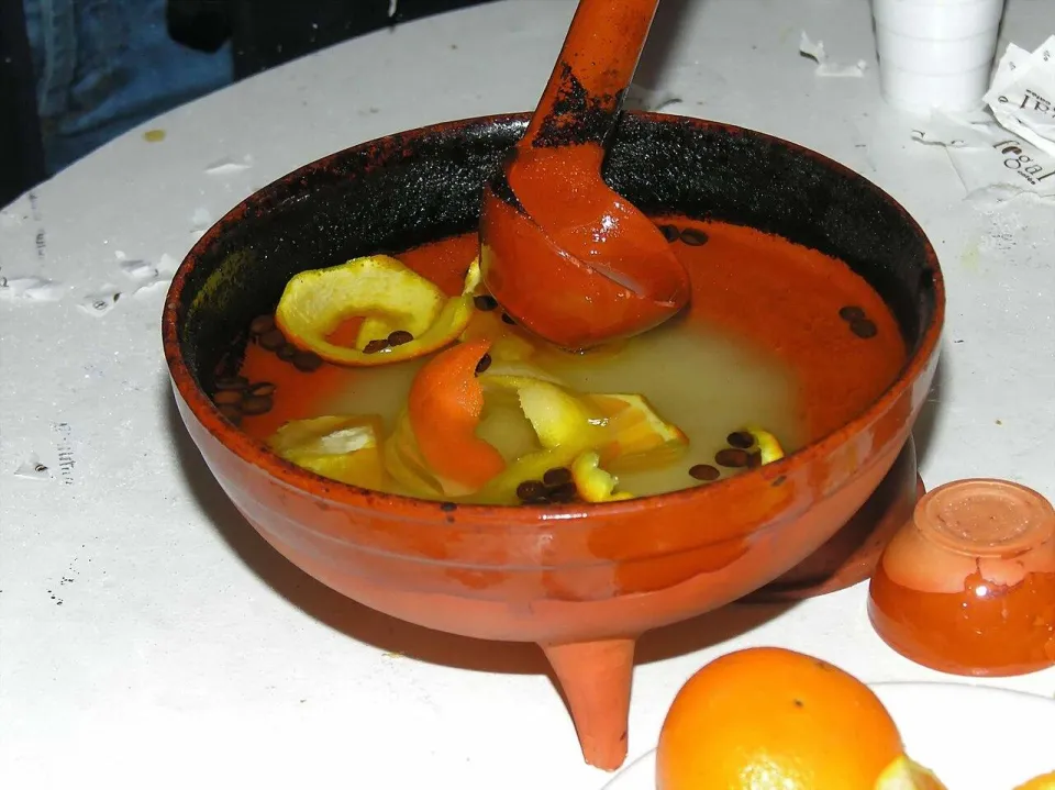 Кеймада в глиняной чаше с цедрой цитрусов и кофейными зёрнами