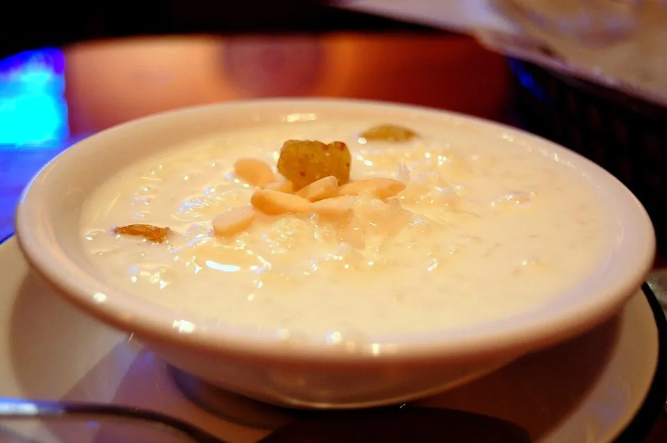 Миска кхира с миндалём и изюмом