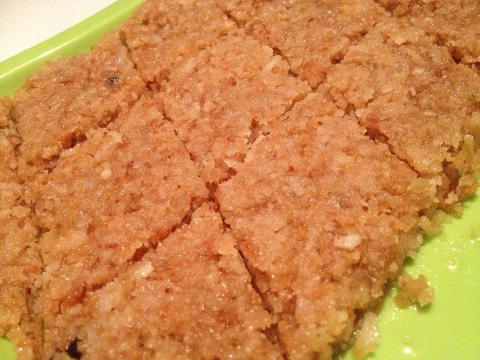 Кокосовая барфи, нарезанная ромбиками, на зелёной тарелке