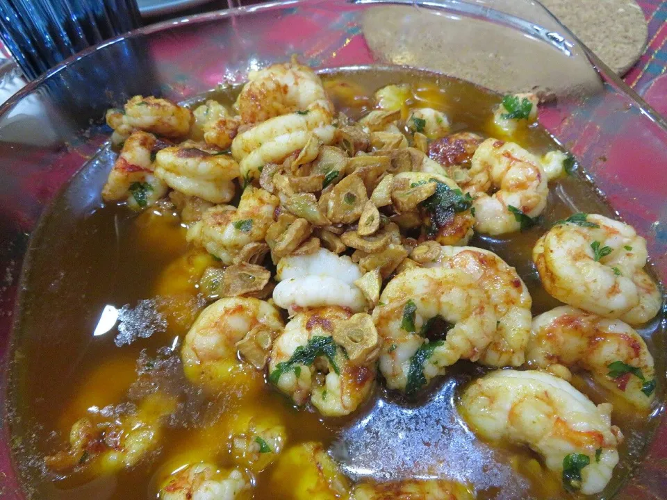 Креветки с жареным чесноком и петрушкой в оливковом масле