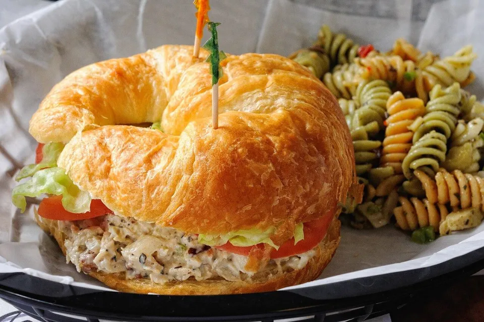 Круассан с куриным салатом, помидором и листом салата