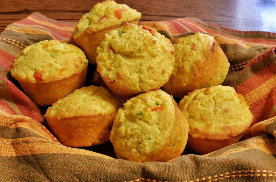 Кукурузные маффины с кусочками перца в корзинке под салфеткой