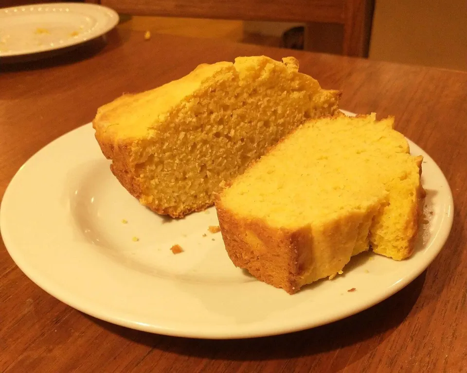 Нарезанный кукурузный хлеб на белой тарелке
