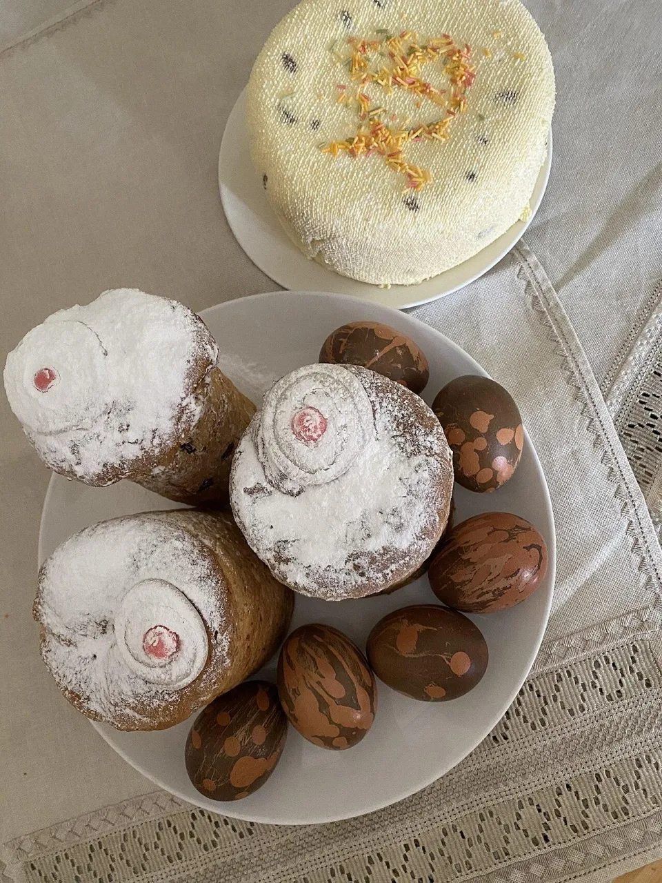Куличи с белой глазурью, цукатами, ягодами годжи и разноцветной посыпкой