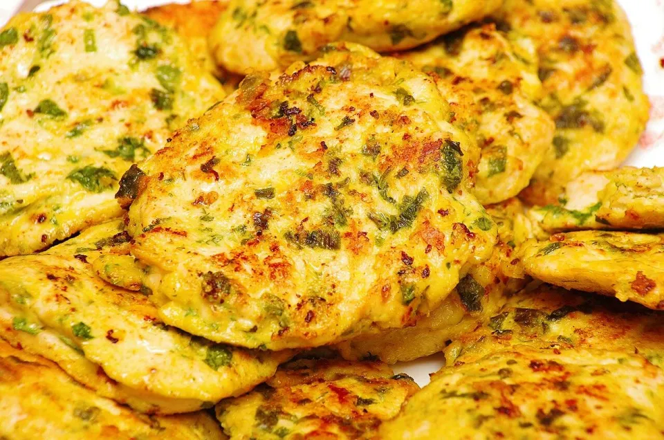 Румяные куриные котлеты с зеленью крупным планом