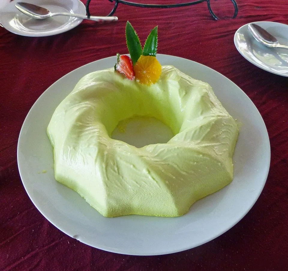 Лимонный мусс в форме кольца с клубникой и мандарином