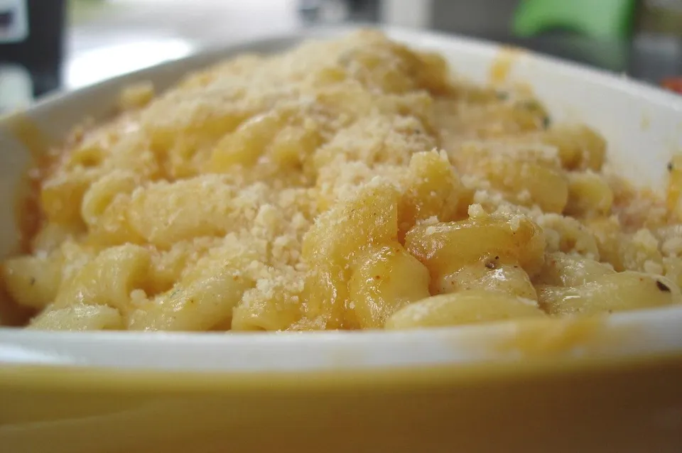 Запечённые макароны с сыром и золотистой корочкой в миске
