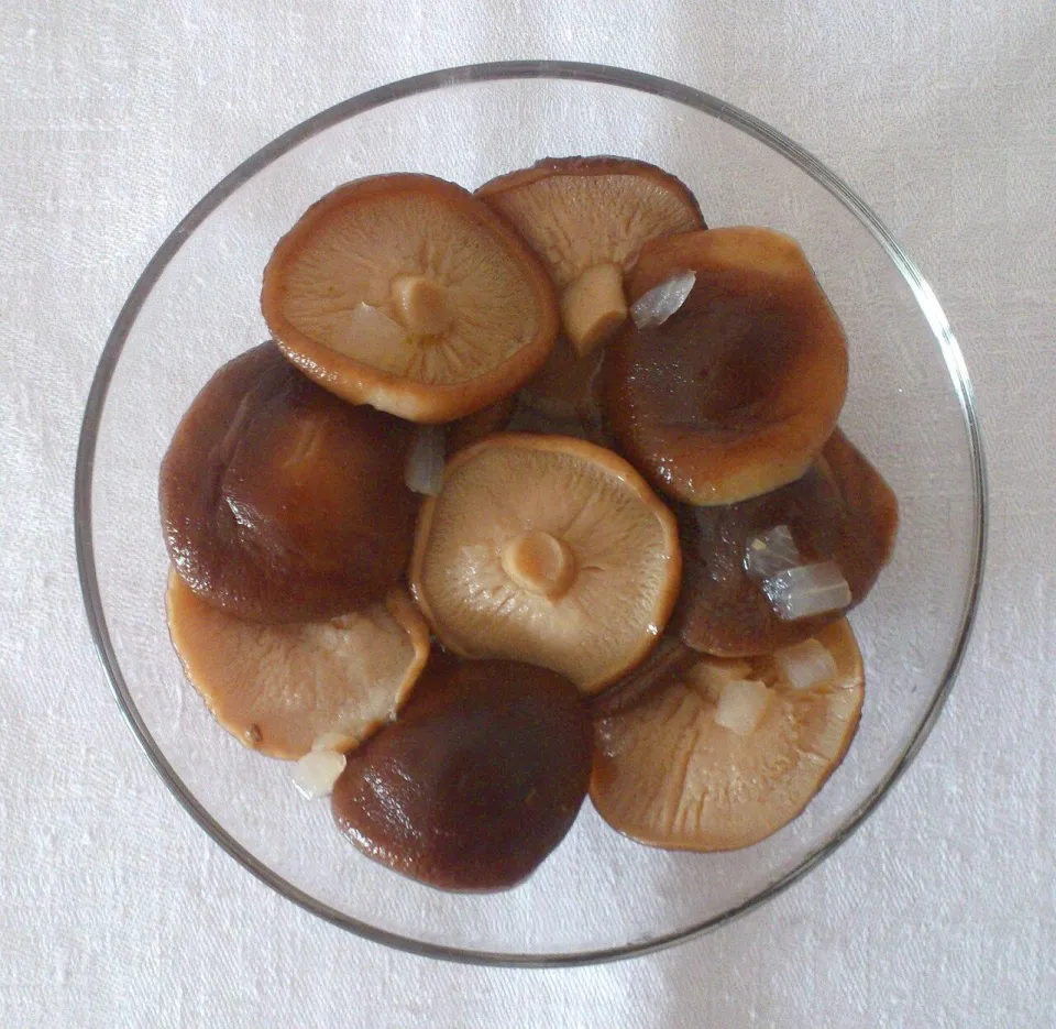 Маринованные грибы шиитаке с луком в стеклянной миске