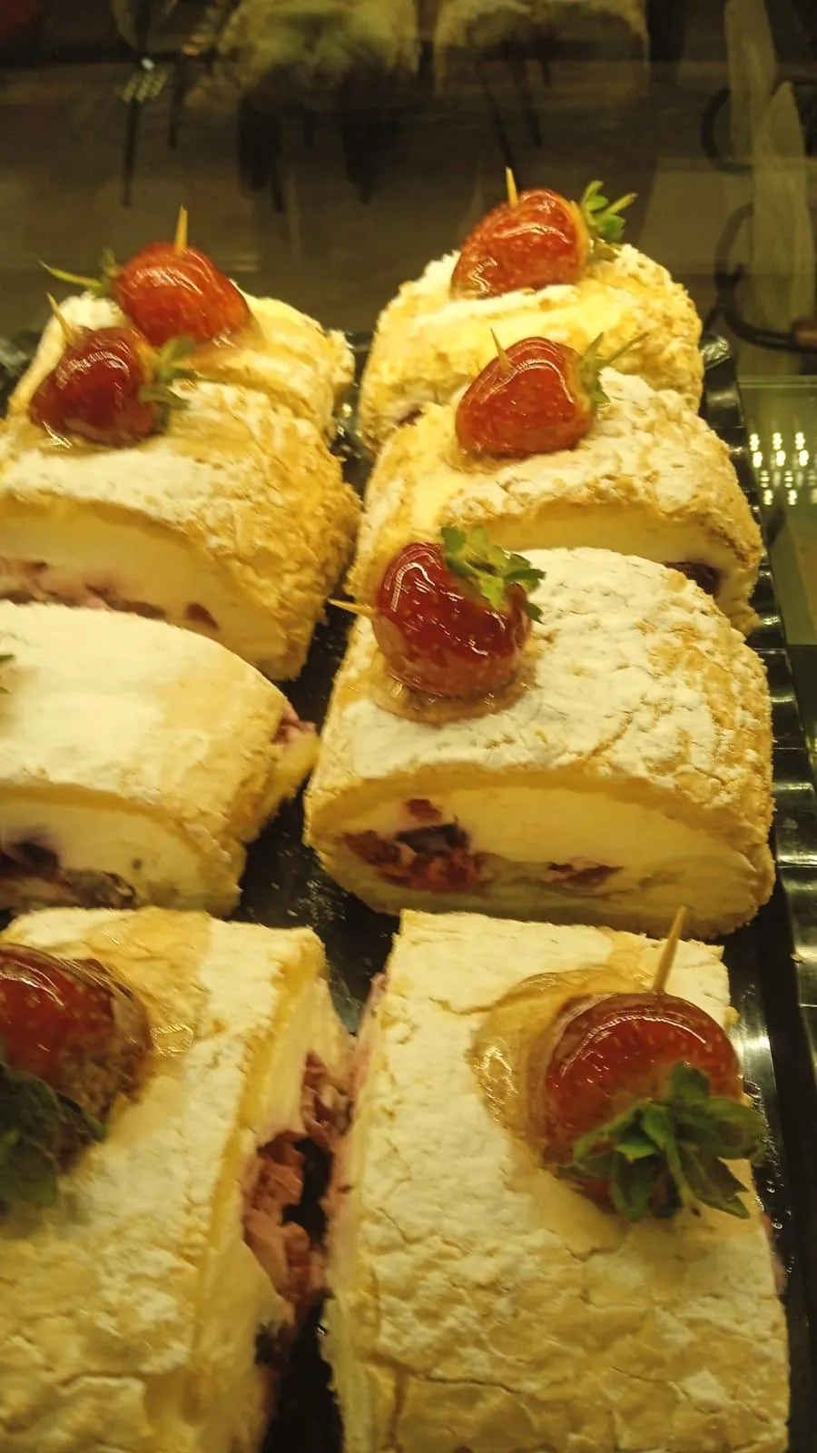 Меренговый рулет с ягодным кремом и клубникой сверху