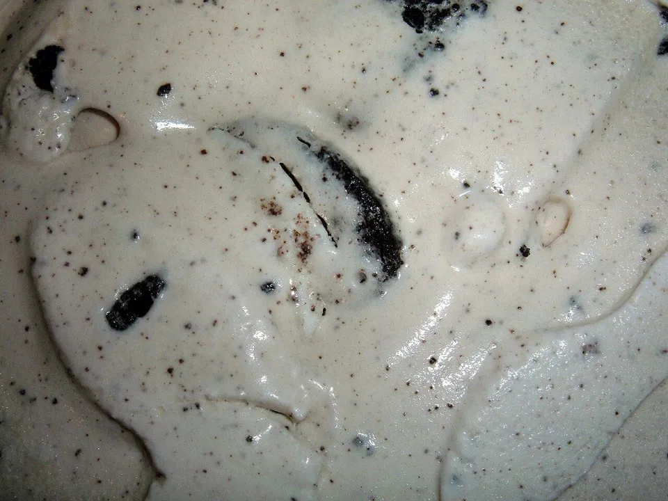 Сливочное мороженое с тёмными кусочками шоколадного печенья крупным планом
