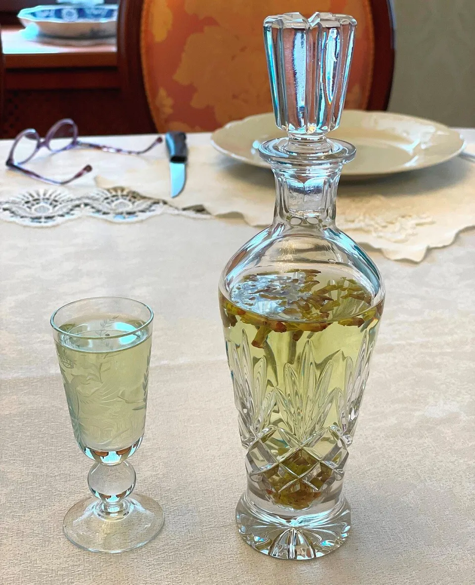 Настойка на почках смородины в графине и рюмке