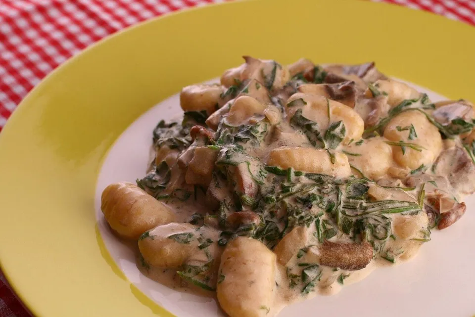 Картофельные ньокки с грибами и рукколой в сливочном соусе