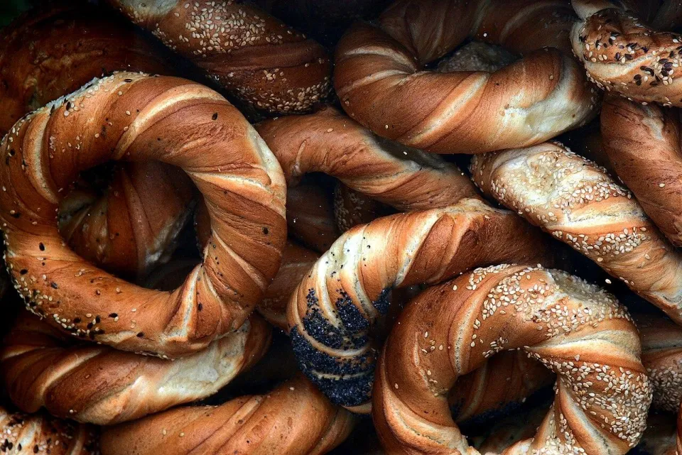 Витые краковские обважанки с кунжутом, маком и солью