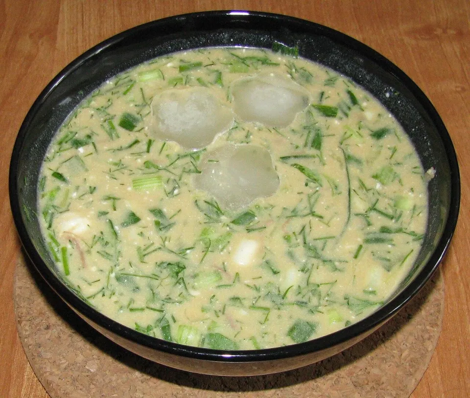 Окрошка на айране с зеленью и кубиками льда