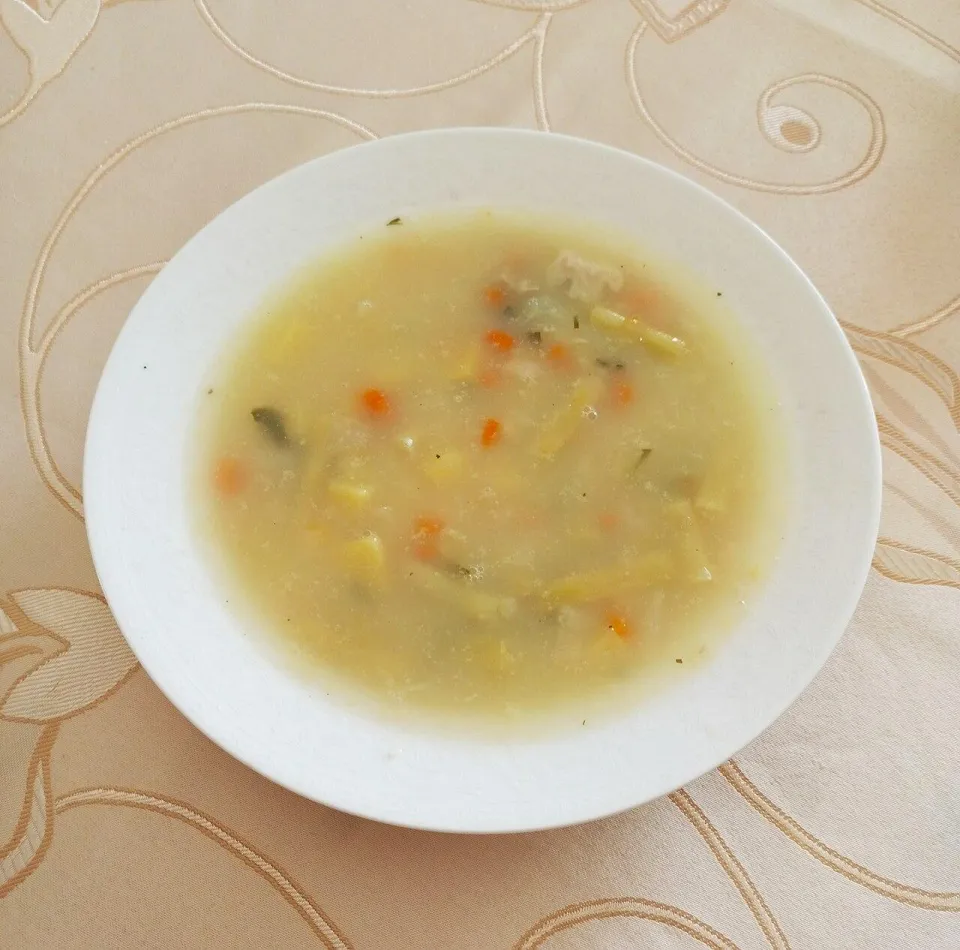 Овощной суп со стручковой фасолью и морковью в тарелке