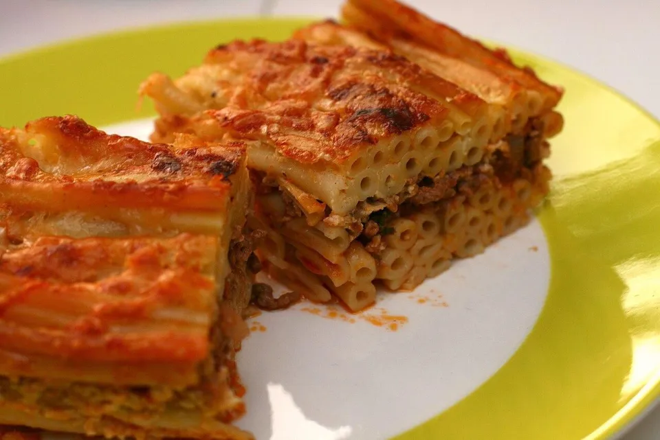 Кусок пастицио с макаронами, мясным фаршем и румяной корочкой