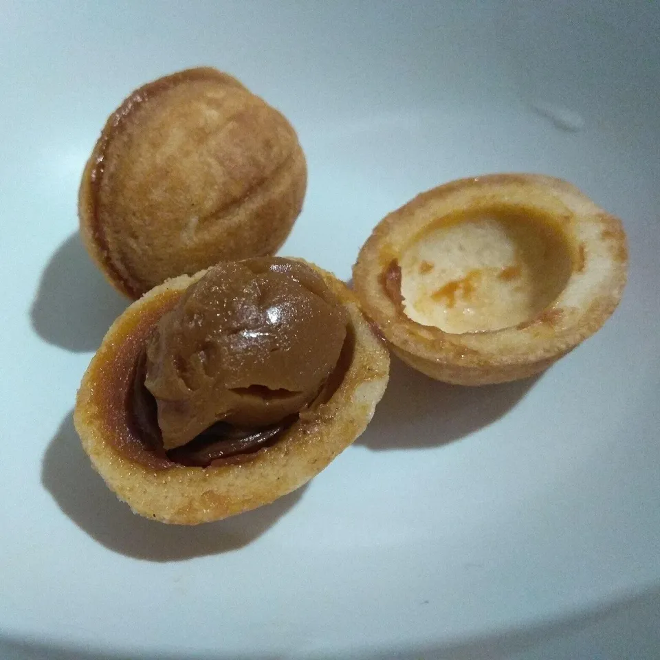 Печенье орешки с варёной сгущёнкой, одна половинка раскрыта