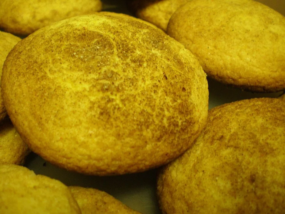 Мягкое печенье сникердудл в сахаре с корицей крупным планом