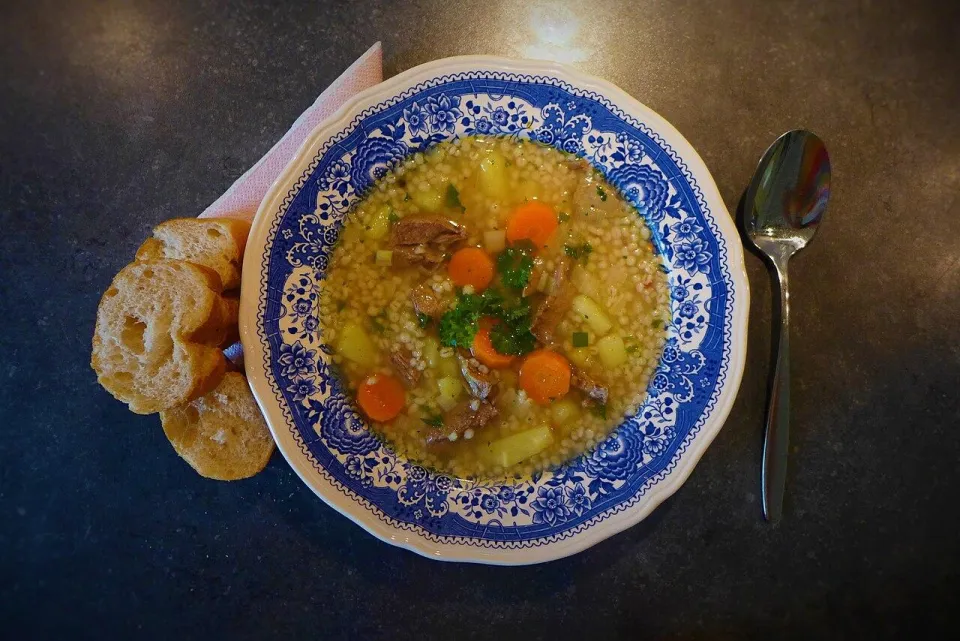 Тарелка перлового супа с говядиной, морковью и картофелем
