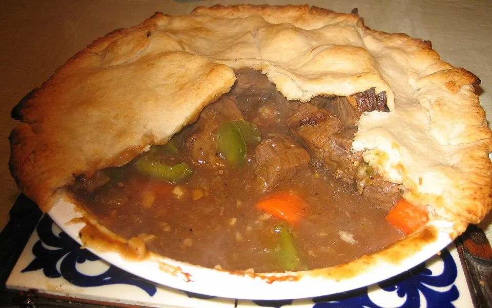 Мясной пирог с говядиной и овощами, часть крышки отломана