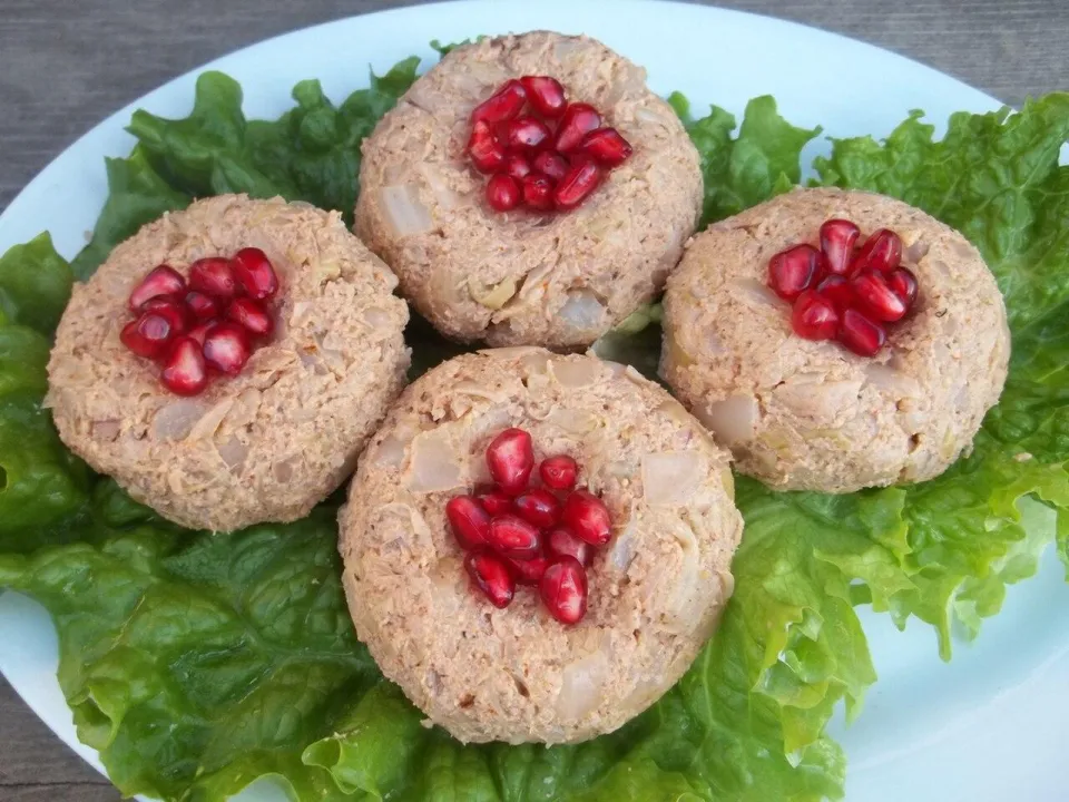 Лепёшки пхали с зёрнами граната на листьях салата