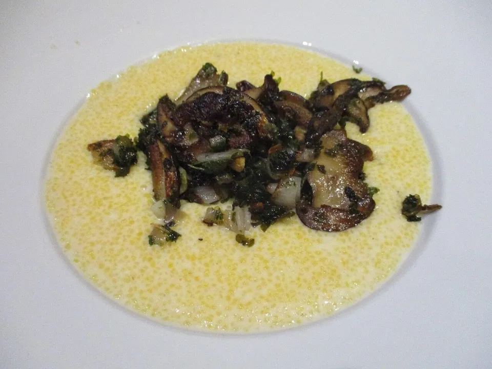 Мягкая кукурузная полента с жареными грибами и зеленью