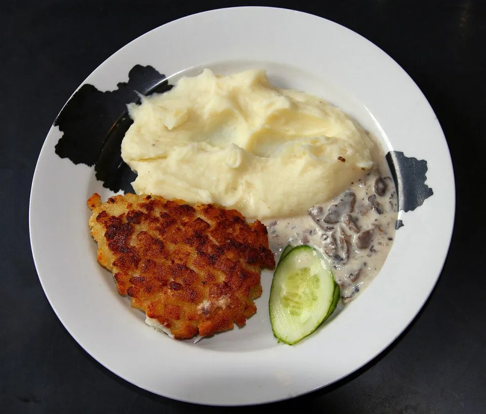 Пожарская котлета с картофельным пюре, грибным соусом и огурцом