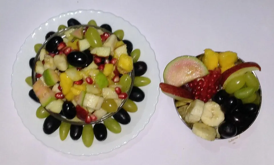 Фруктовая тарелка с виноградом, гранатом, бананом и манго