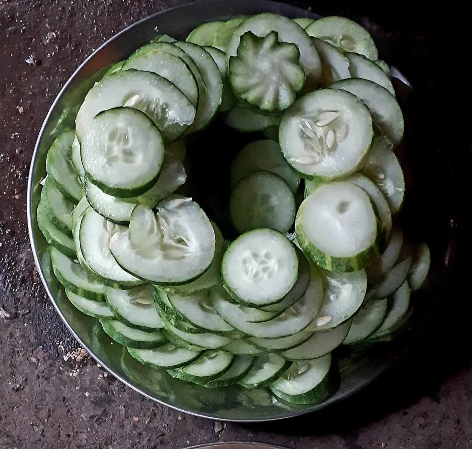 Нарезанные кружками свежие огурцы в миске