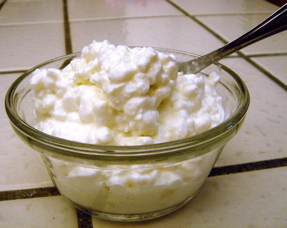Стеклянная пиала с творогом и ложкой